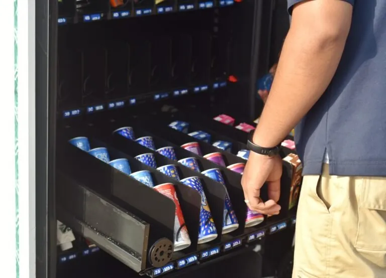 Operario reponiendo una máquina vending Canteen