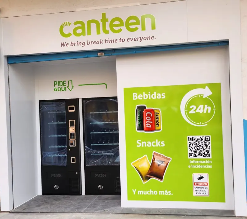 Fachada de la tienda Canteen 24h Mislata-1, con dos máquinas vending