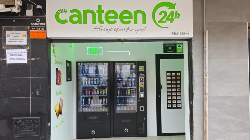 Fachada de la tienda Canteen 24h Mislata-2, con máquinas de bebidas y snacks